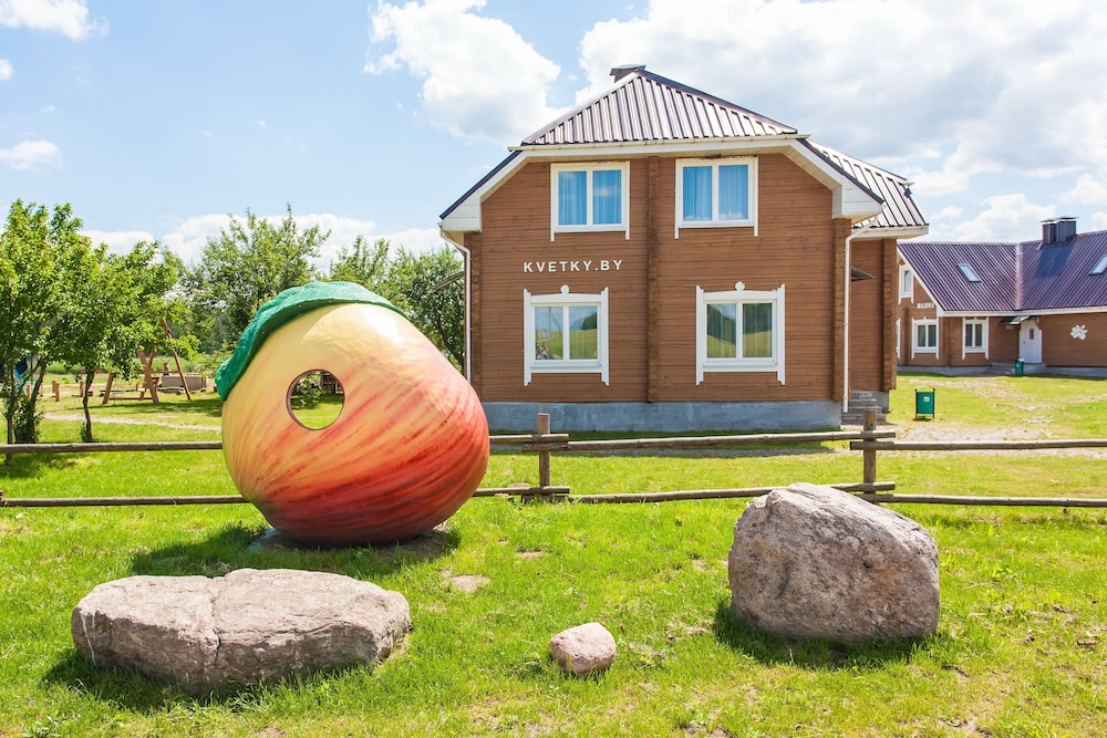 Kvetki Yablyni in Vilyeyka, Belarus