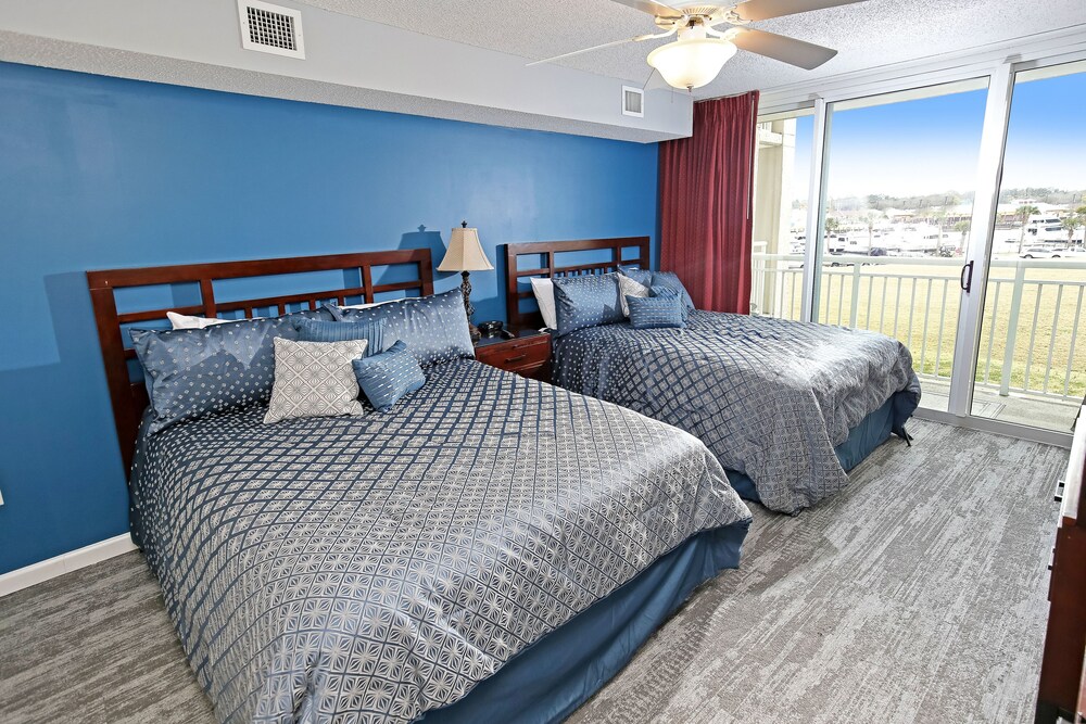 Barefoot Resort & Yacht Club - photo 12