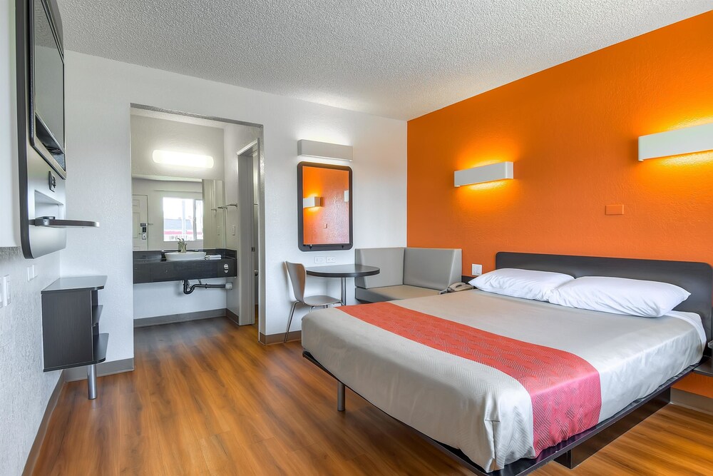 Motel 6 Los Angeles Long Beach - photo 18