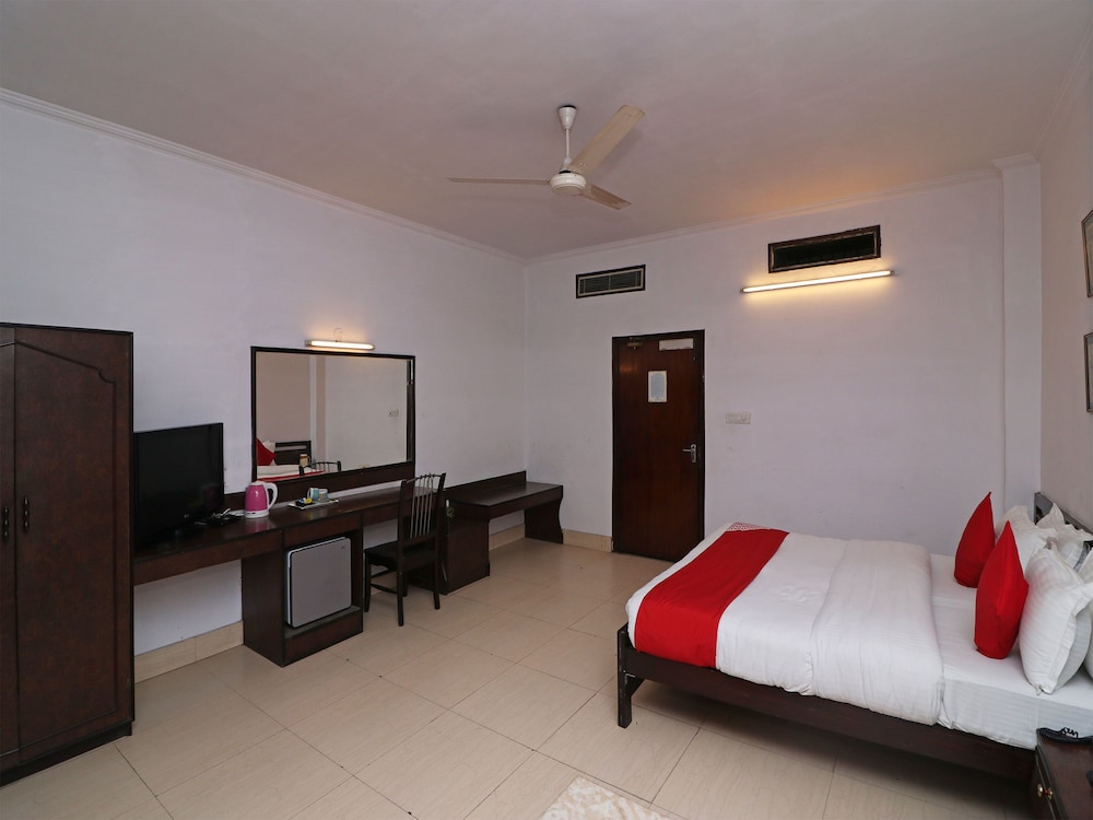 OYO 14837 Hotel Uberoi Anand in Bareilly, India
