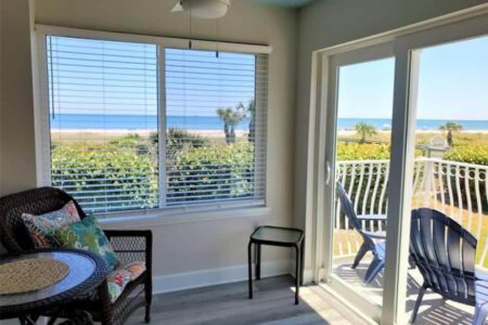 Atrium Condo Direct Oceanview Sleeps 4 202 — 4-Star Luxury Hotel in Cape Canaveral, United States