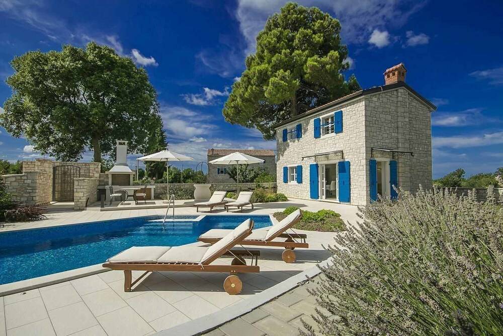 Traumhafte istrische Steinvilla mit Privatpool Hydromassageecke Aussendusche BBQ — 4-Star Luxury Hotel in Sveti Lovrec Pazenaticki, Croatia