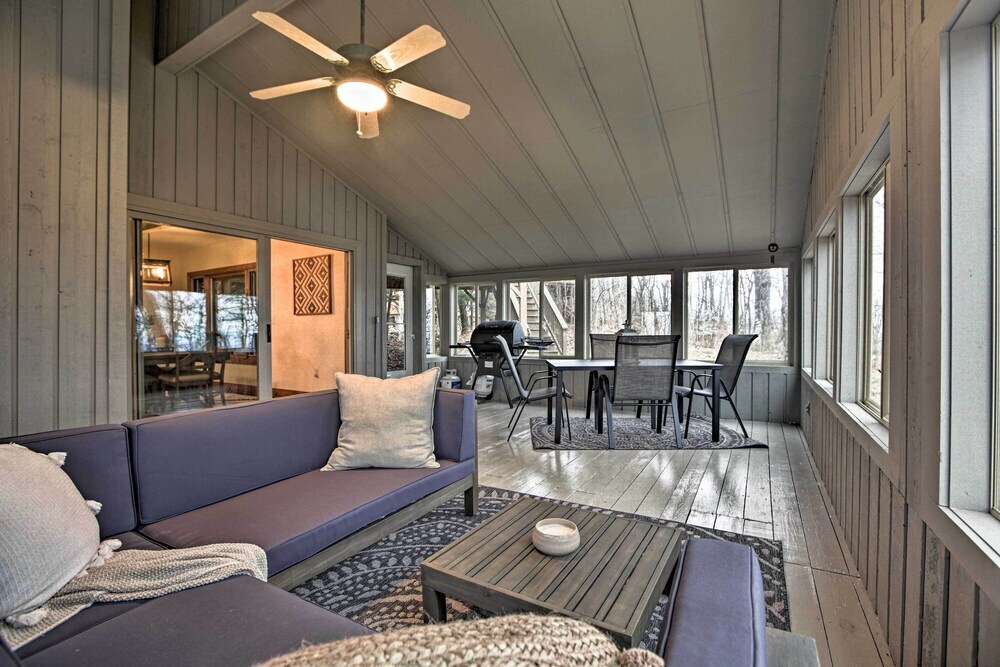 Mountaintop Wintergreen Resort Home with Deck Views — hotel in Lyndhurst
