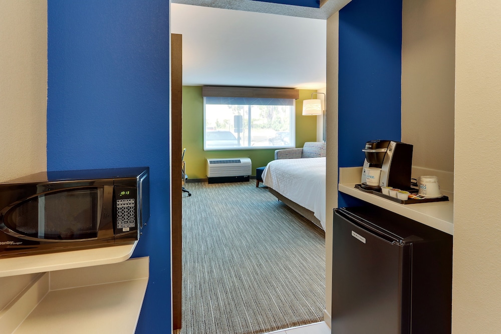 Holiday Inn Express & Suites Roanoke Civic Center by IHG - photo 3