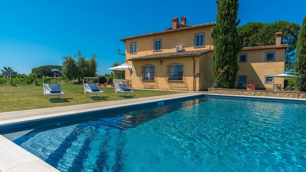 Villa Pucci 12 Emma Villas — 4-Star Luxury Hotel in Monte San Savino, Italy
