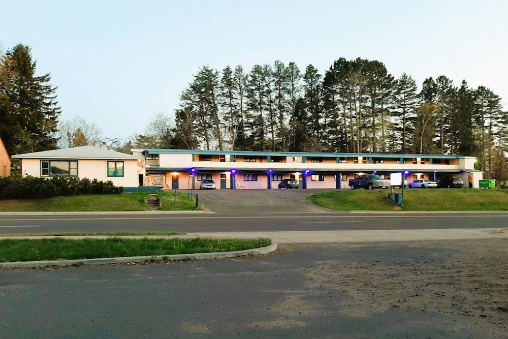 Love Hotels Timberline By OYO Lake Superior — hotel in Ironwood
