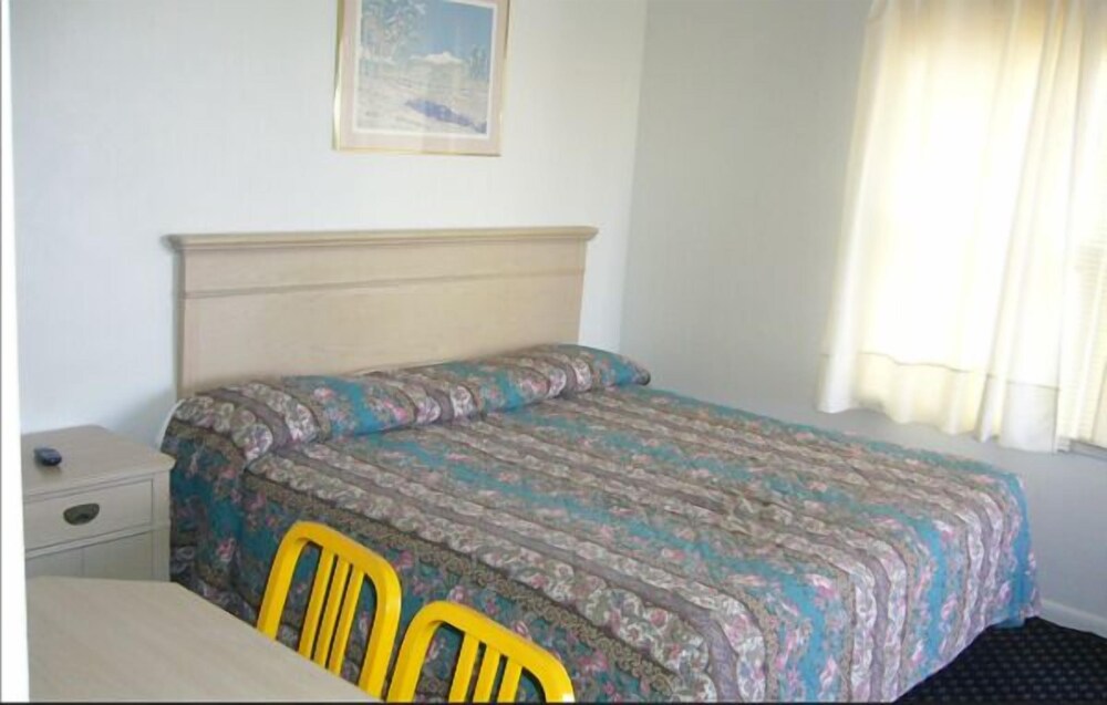 Surrey Motel - photo 11