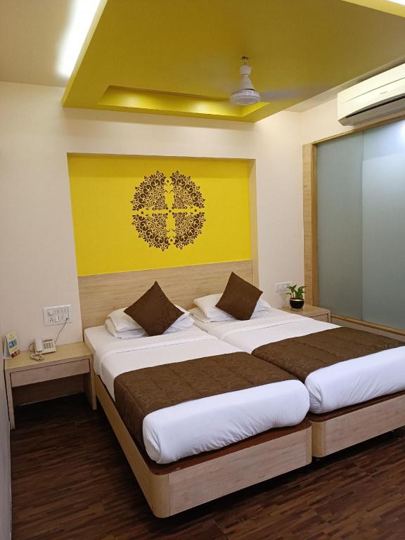Rajhans Hotel