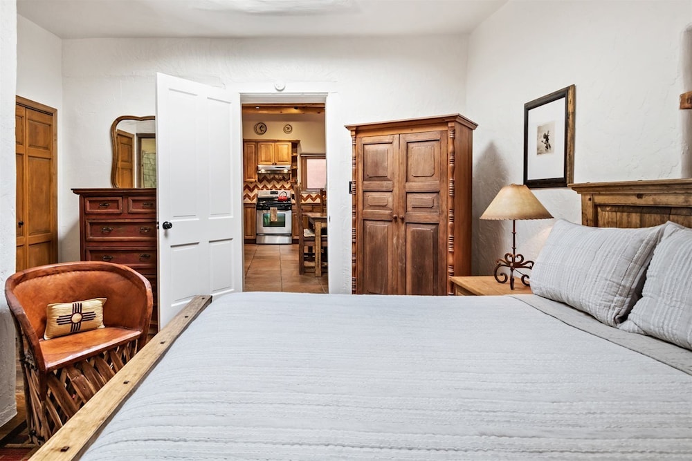 Amor Historic Adobe in the Heart of The Railyard and Downtown Santa Fe Hot Tub - photo 8