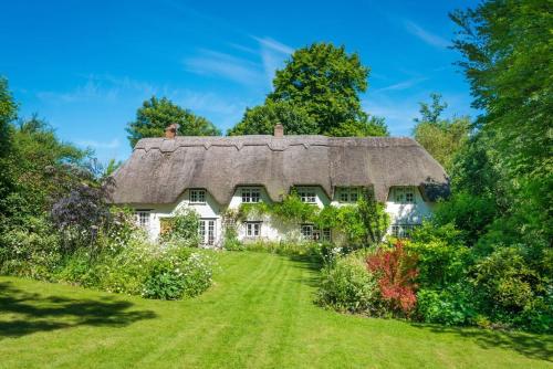 NEW Till Cottage & Riverside Gardens nr Stonehenge — 4-Star Luxury Hotel in Winterbourne Stoke, United Kingdom