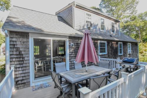 Close to Bayside Game Room w Pool Table — hotel in Brewster