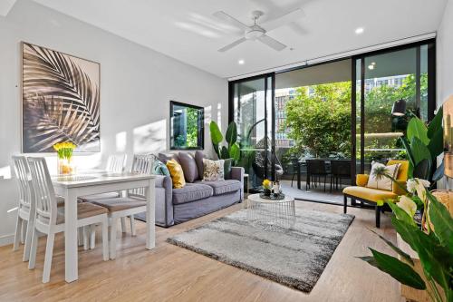Southbank Heart 2 Bed Balcony Pool Gym Free Wifi — 4-Star Luxury Hotel in Brisbane, Australia