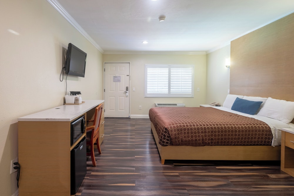 Hollywood City Inn - photo 10
