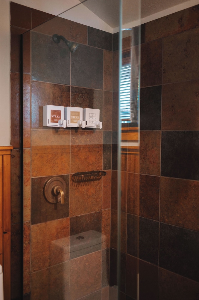 Highland Haven Creekside Inn - photo 131