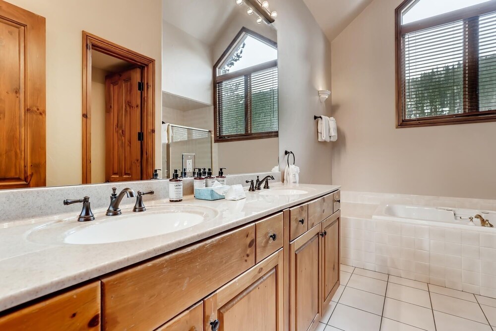 3BR Townhome Walk to Slopes & Kids Ski Free by Redawning - photo 12