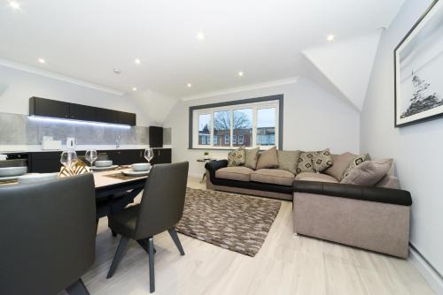 Amazing Apartment near Bournemouth Poole & Sandbanks WiFi & Smart TV Newly Renovated Great Location — 4-Star Luxury Hotel in Poole, United Kingdom