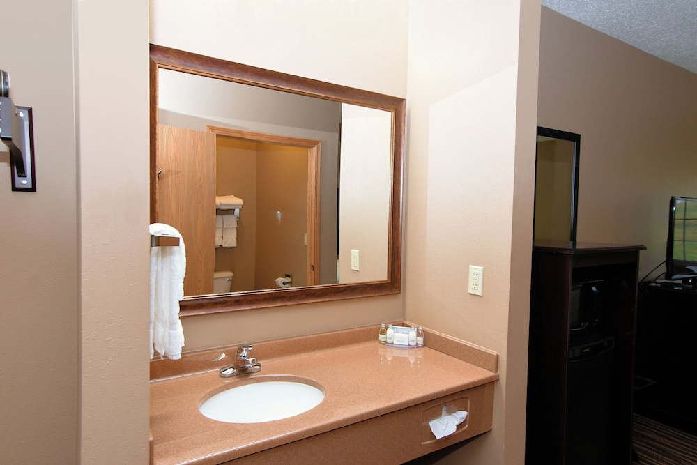 Cobblestone Inn & Suites Denison Majestic Hills - photo 50