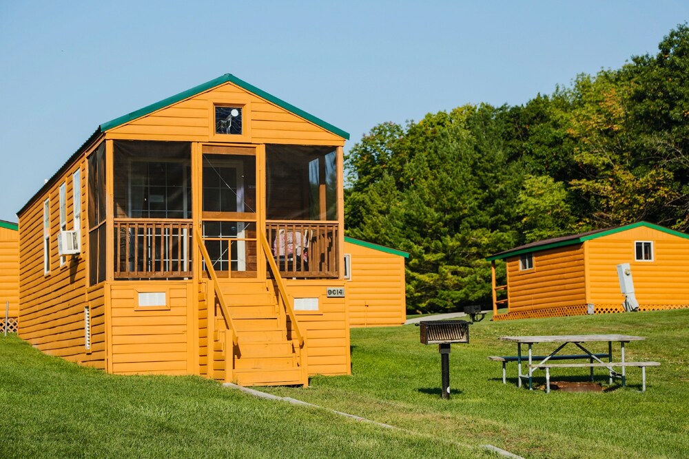 Plymouth Rock Camping Resort Basic Cabin — hotel in Plymouth