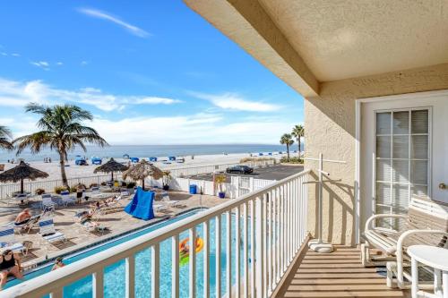 Direct Beachfront Luxury 3b 2b Beach Place #106 — 4-Star Luxury Hotel in Saint Pete Beach, United States