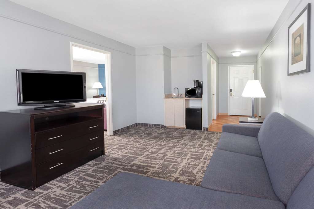 La Quinta Inn & Suites by Wyndham Kerrville - photo 34