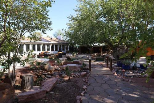 Resort Style Paradise w 2 Pools in Las Vegas, United States