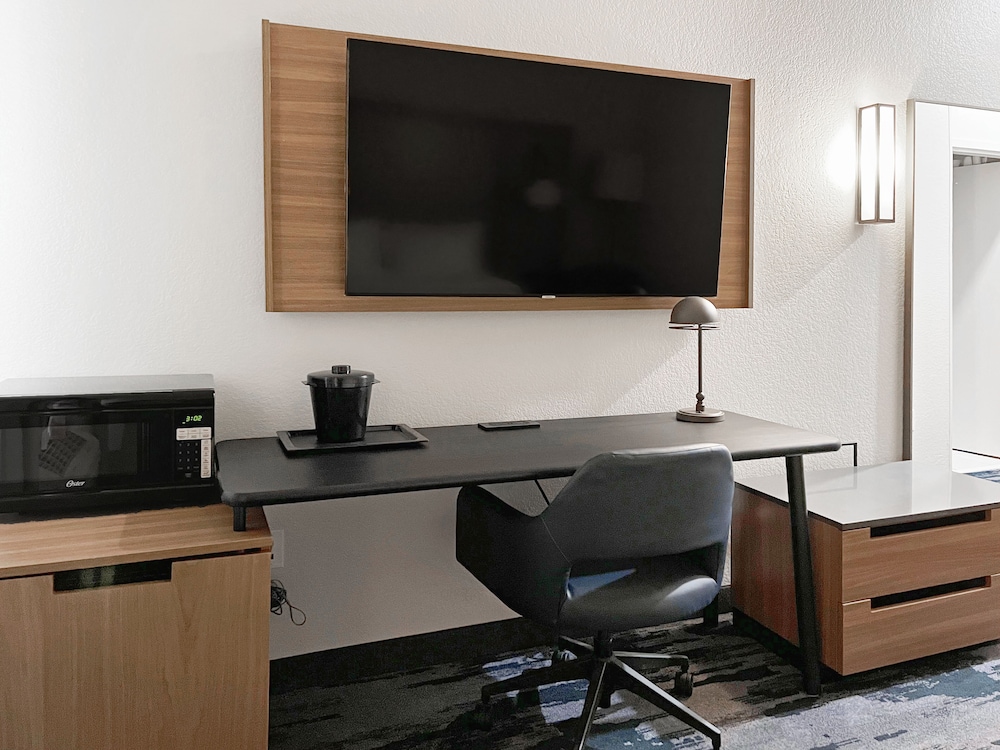 Fairfield Inn & Suites by Marriott Rogers - photo 8