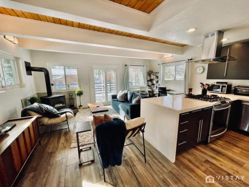 Aspen Alcove Amazing Views Private Hot Tub in Bridgeport, United States