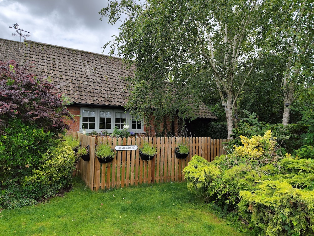 Hunters Lodge — 4-Star Luxury Hotel in Norwich, United Kingdom