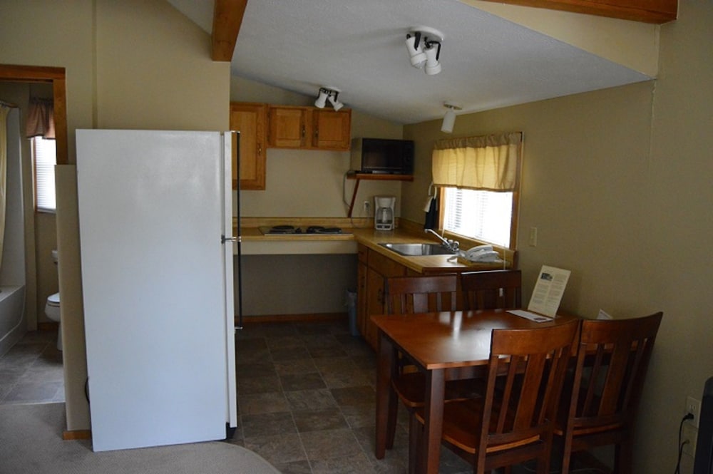 Kennebunk Gallery Motel & Cottages - photo 25