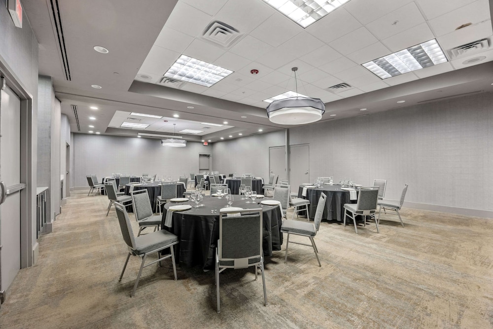 DoubleTree Suites by Hilton Hotel Huntsville South - photo 18