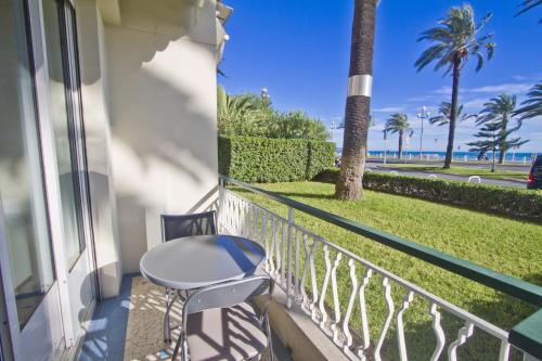 Garden Floor Condo with Promenade Sea View — 4-Star Luxury Hotel in Nice, France