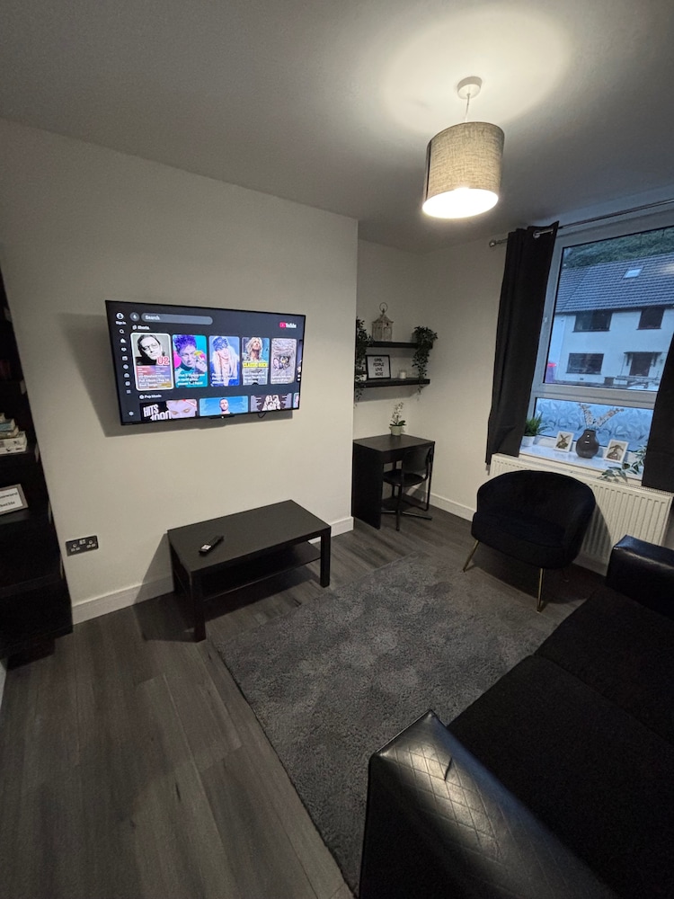 Shawforth 2 Beds Sleeps 4 Street Parking — hotel in Rochdale