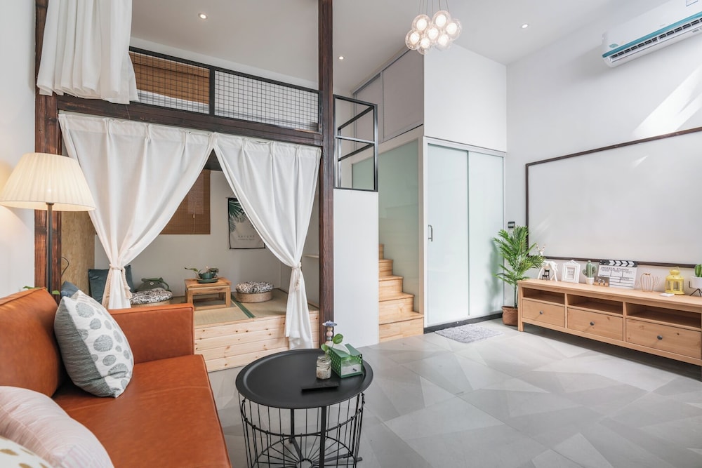 Shanghai Hills&XING 593 Homestay Mid Huaihai Rd Near Metro Line 1 North Zhongshan Rd — 4-Star Luxury Hotel in Shanghai, People's Republic of China