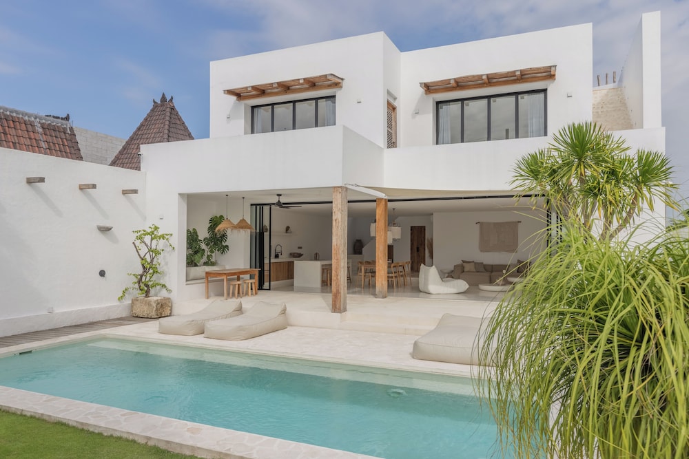 Villa Scorcio: 3BR Tranquil Escape in Pererenan — 4-Star Luxury Hotel in Canggu, Indonesia