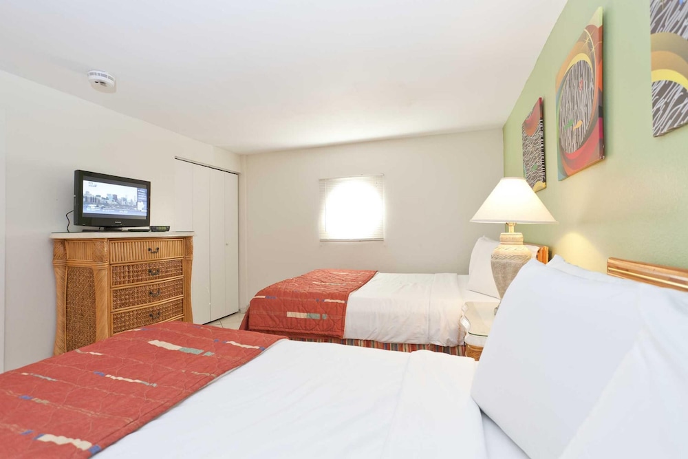 Bahia Mar Solare Tower 6th floor Oceanview Condo 3bd 3ba w Pools - photo 9