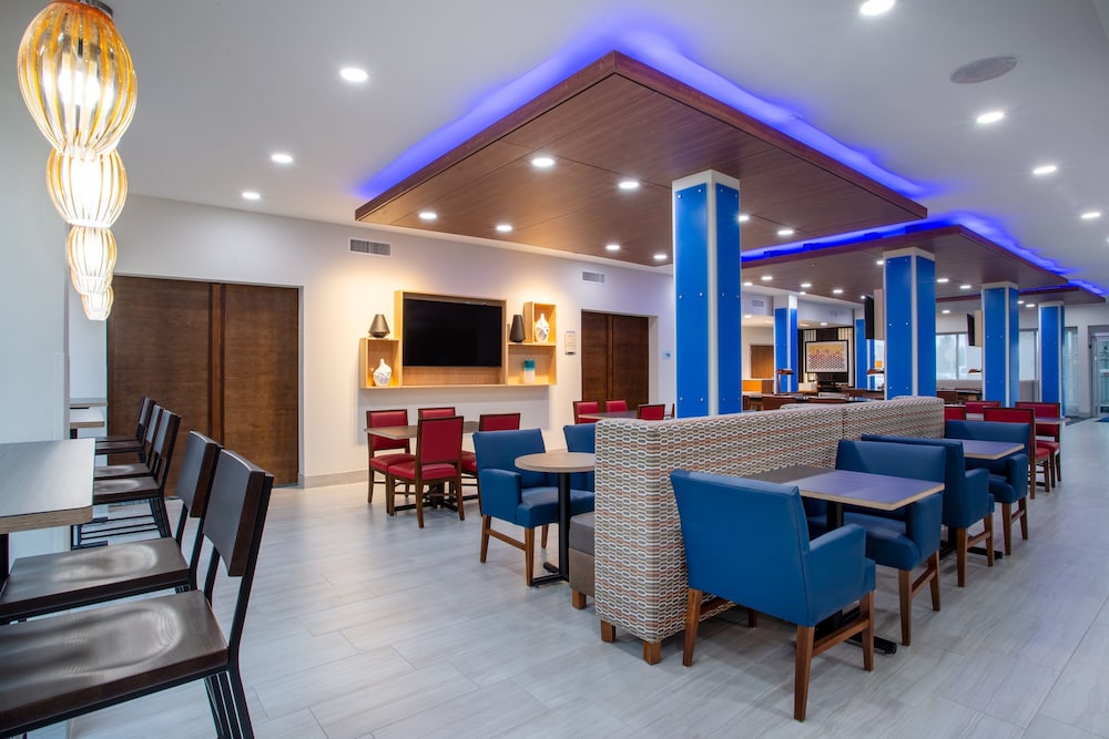 Holiday Inn Express & Suites Deland South by IHG - photo 26