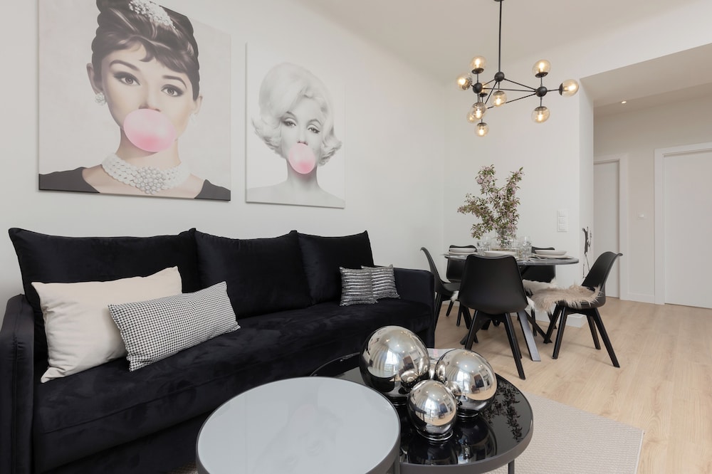 Fashionable City Center Apartment by Noclegi Renters — 4-Star Luxury Hotel in Warsaw, Poland