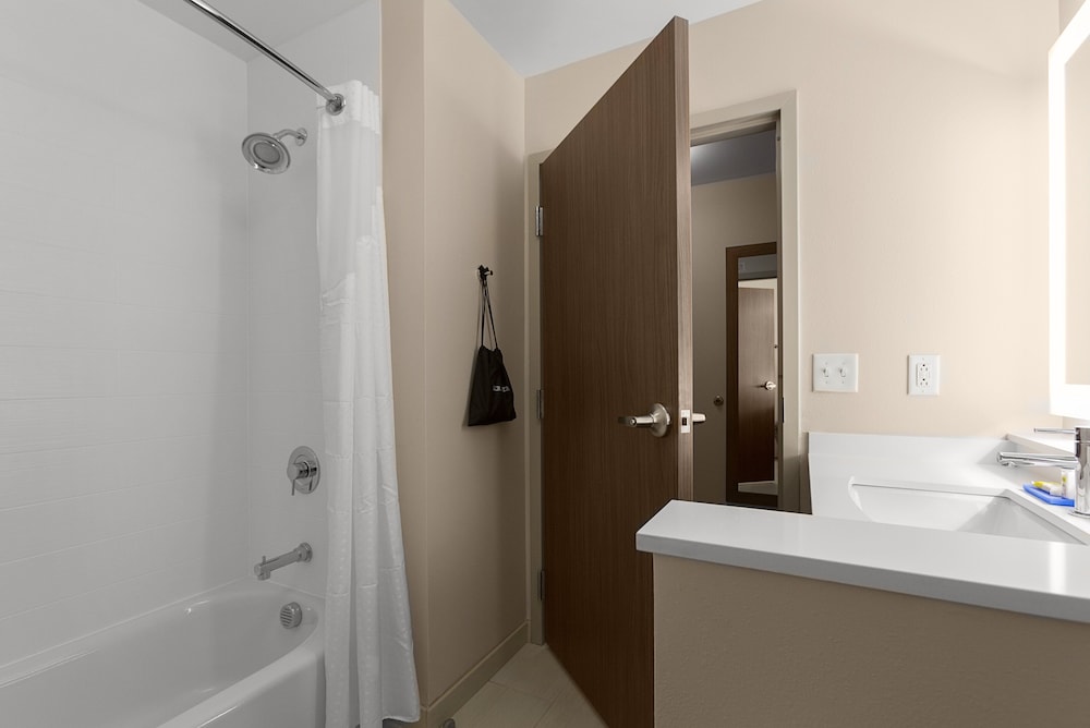 Holiday Inn Express & Suites Fayetteville South by IHG - photo 9