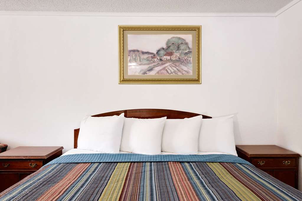 Knights Inn Cleveland Macedonia - photo 4