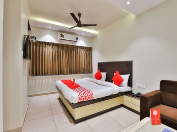 OYO 16122 Hotel Navya Palace