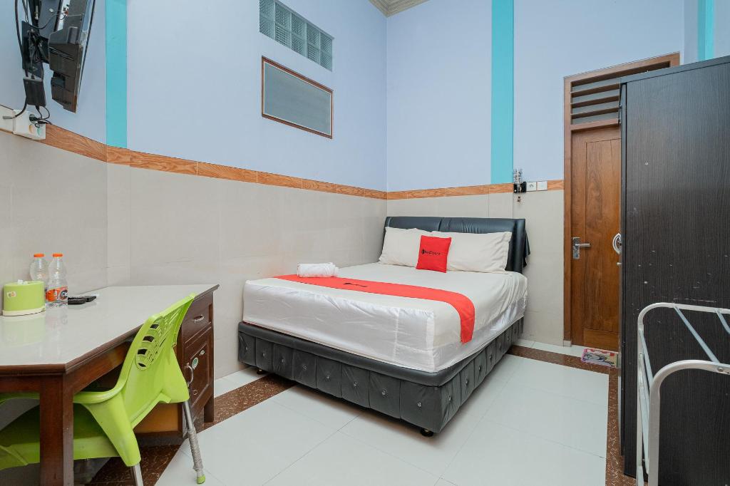RedDoorz Syariah near Alun Alun Bojonegoro - carbon neutral hotel in Bojonegoro