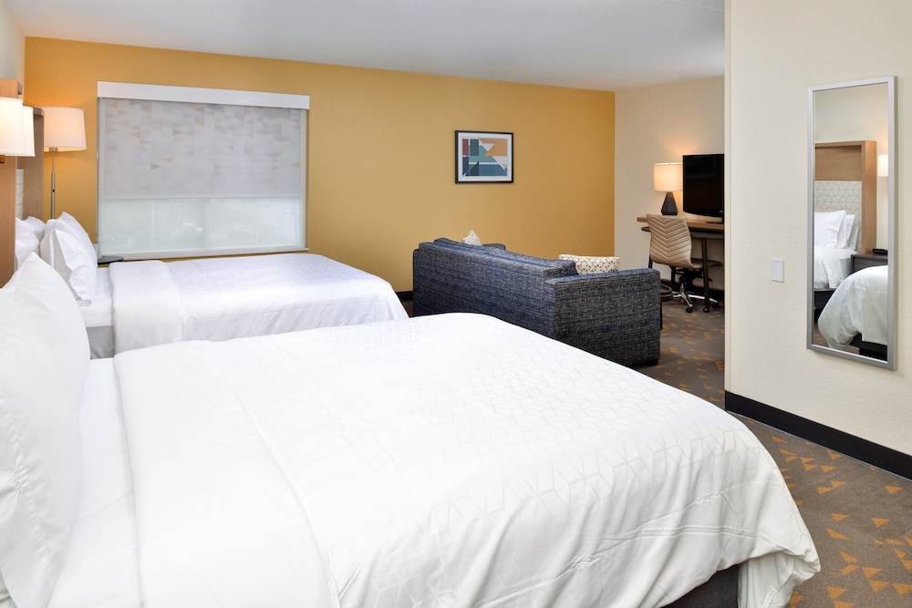 Holiday Inn Hotel & Suites Overland Park Convention Center - photo 14