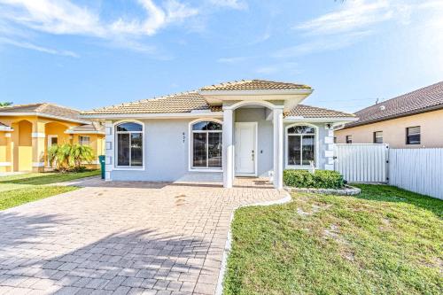 A Piece of Paradises in Naples, United States