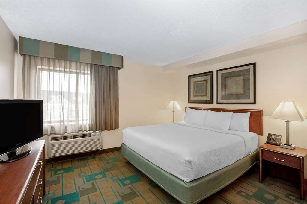 La Quinta Inn & Suites by Wyndham Des Moines West Clive - photo 75
