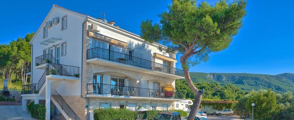 Tobo Parking and Barbecue A5 Kal5 in Jelsa, Croatia