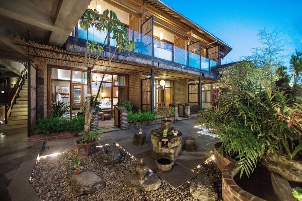 Flower Place Inn in Baoshan, People's Republic of China