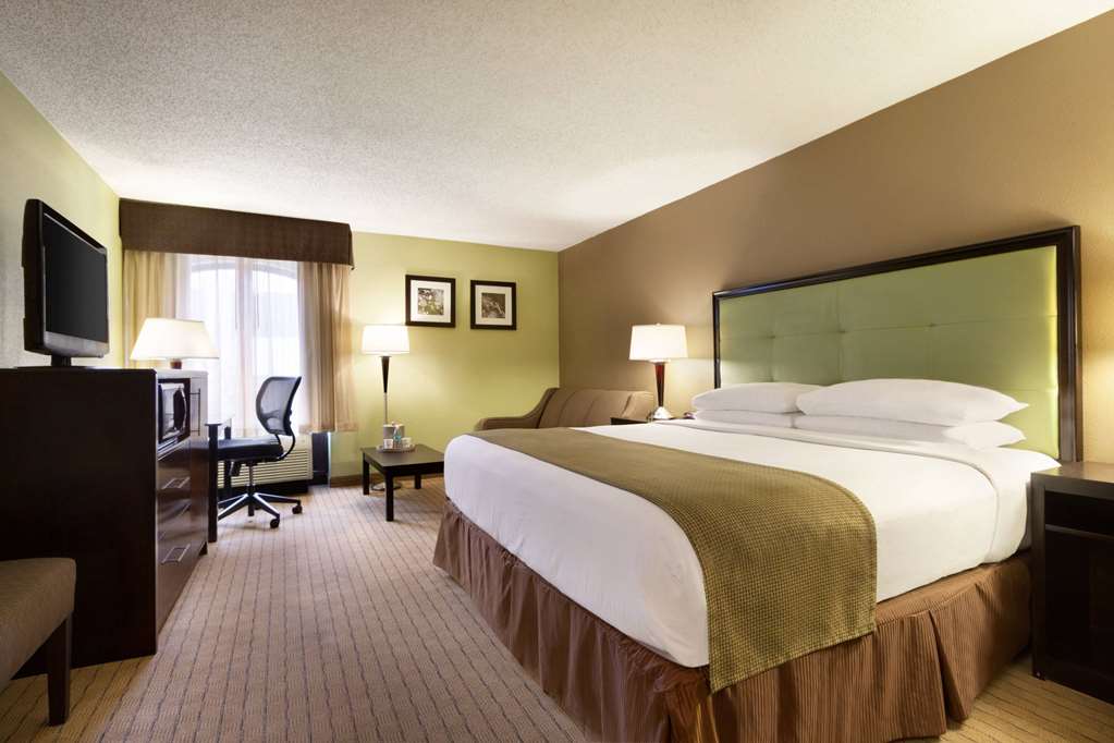 Days Inn by Wyndham Baltimore Inner Harbor - photo 22