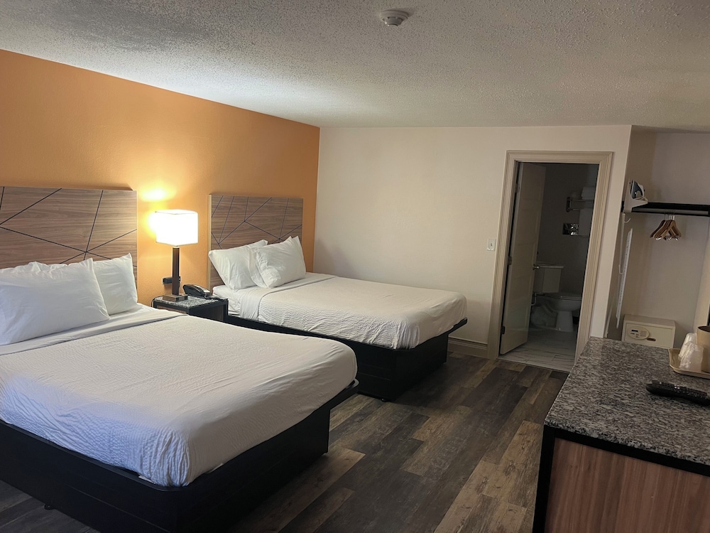Econo Lodge Malden - photo 8