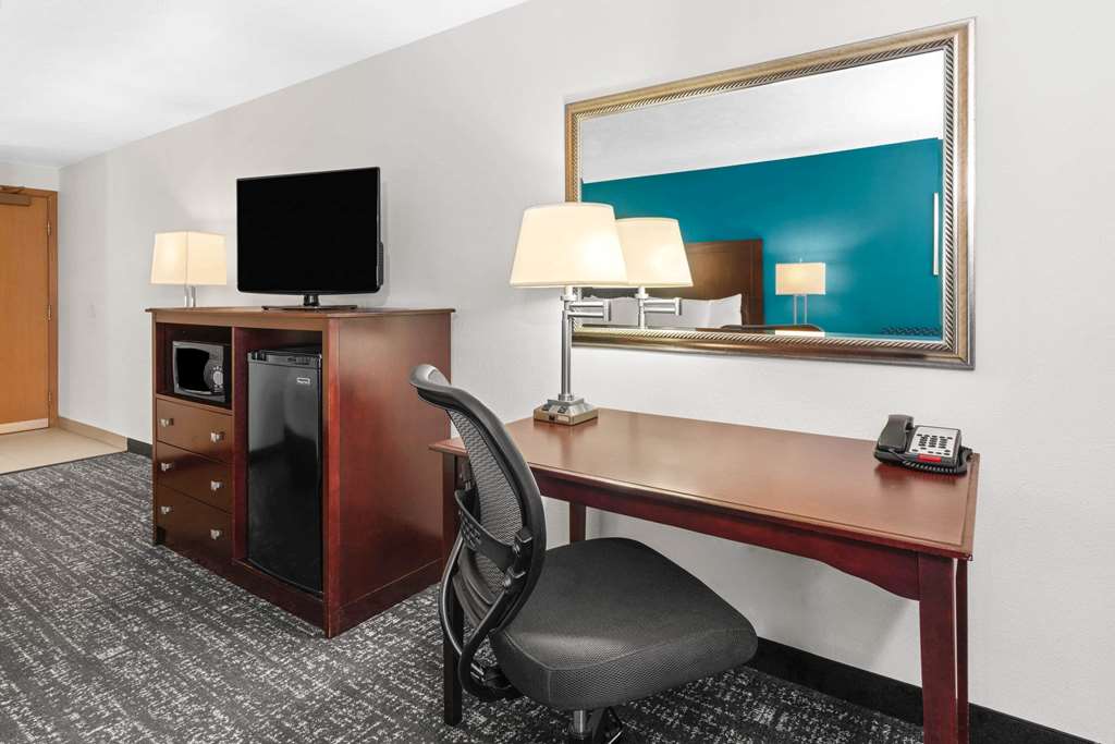 La Quinta Inn & Suites by Wyndham Portland NW - photo 20
