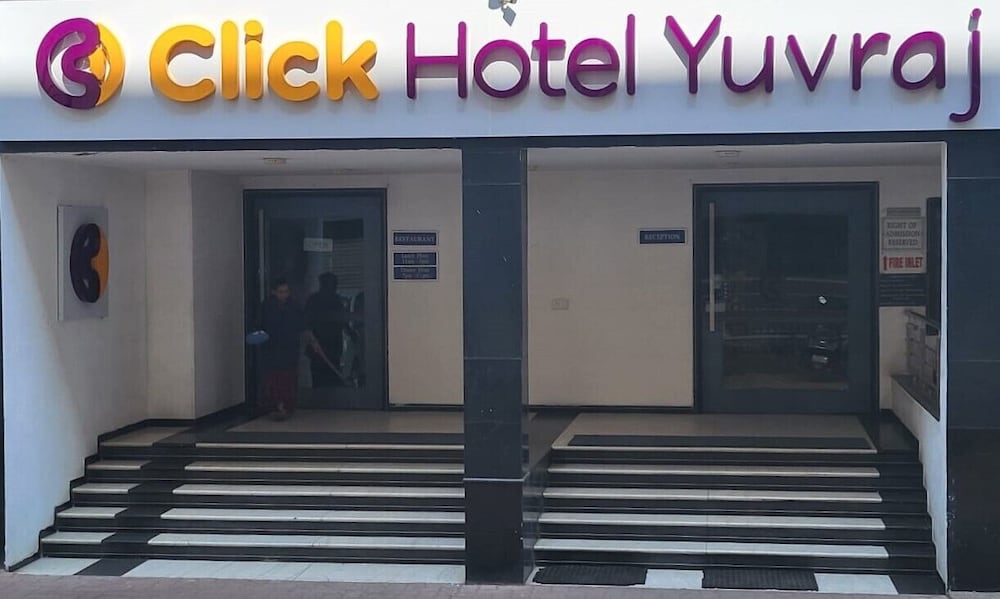 Click Hotel Yuvraj - last minute hotel in Surat